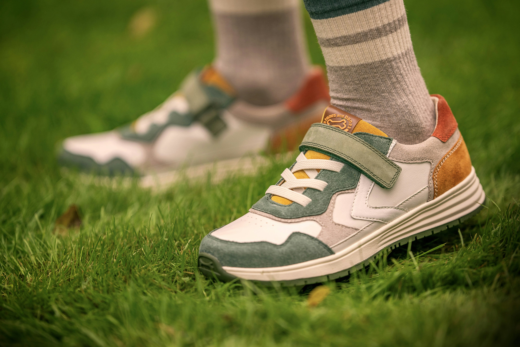 Kinderkleidung und Schuhe im Alltag